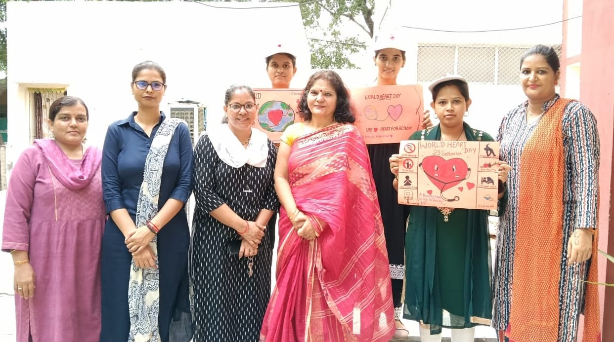 The students made posters and gave the message of taking care of the heart