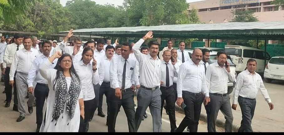 Lawyers shouted slogans against DC