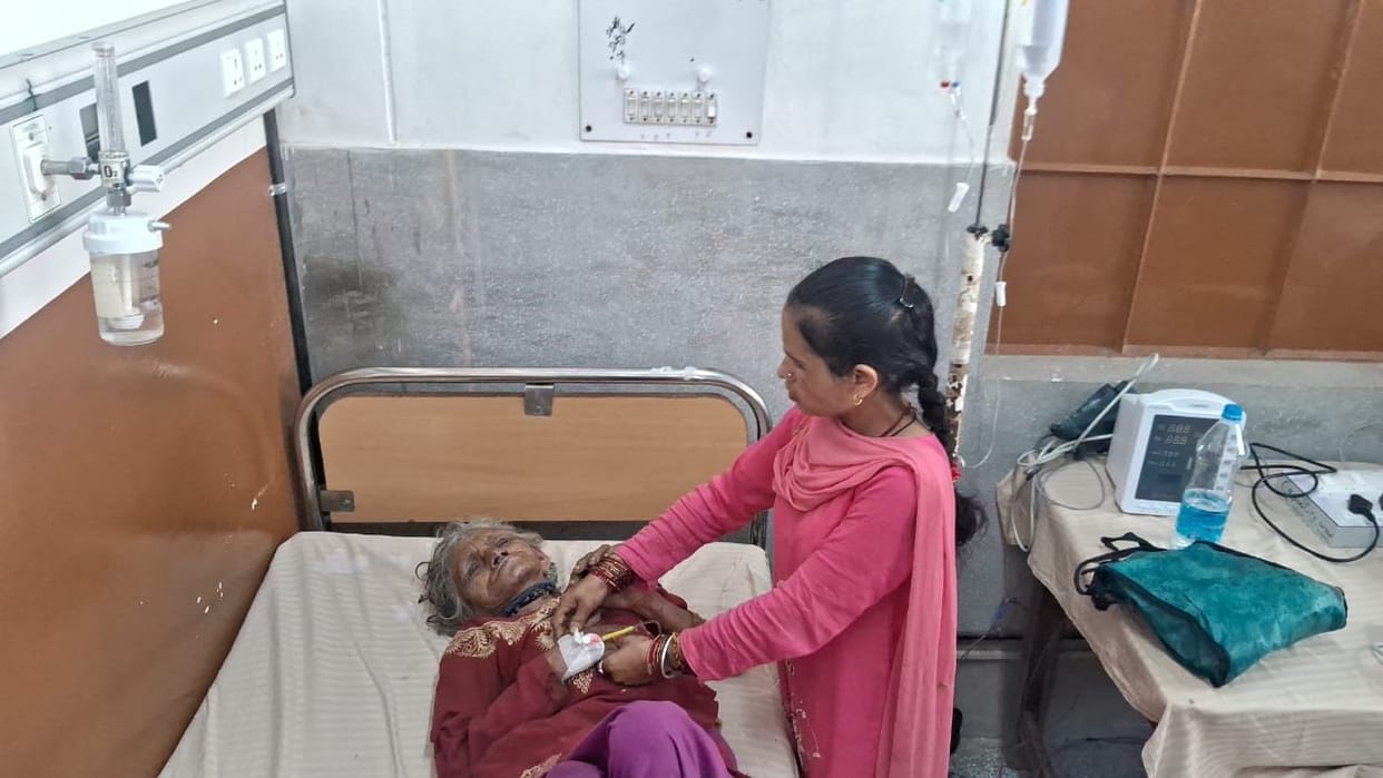 Three people of the same family injured in the attack by gangsters, the condition of the elderly is critical