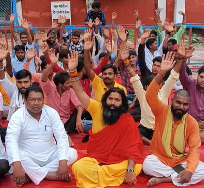 जगदीशपुर में धरना प्रदर्शन करते पासी समाज के लोग।