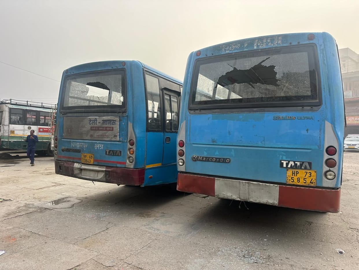 Drunk shopkeeper broke glass of buses, settlement reached for Rs 60 thousand
