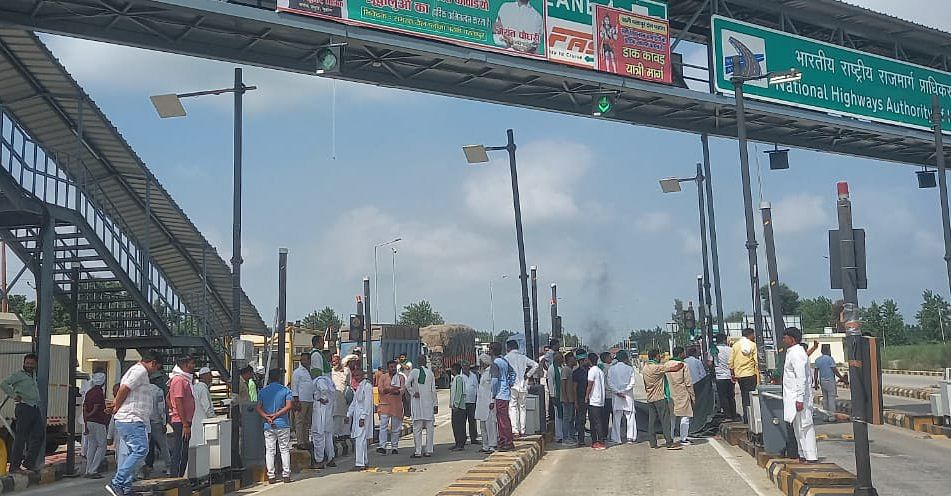 Uproar at toll plaza, made toll free for one hour