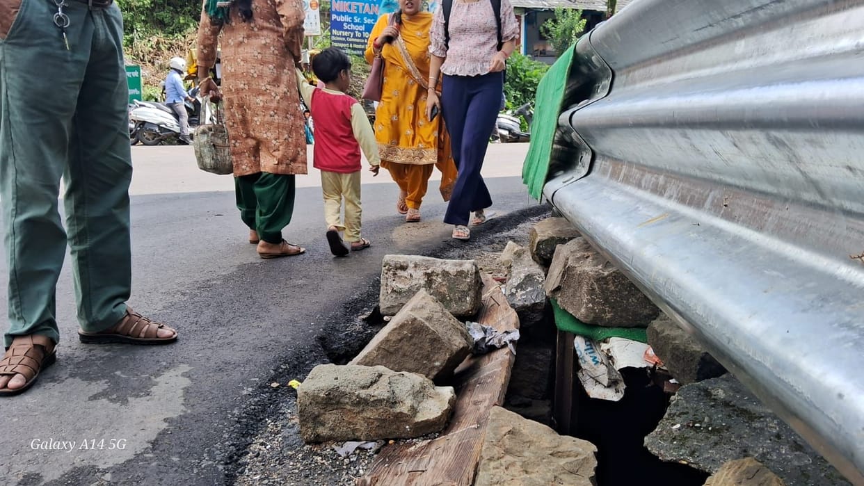 Mandi-Pathankot Highway caved in near Police Station Chowk, danger increased