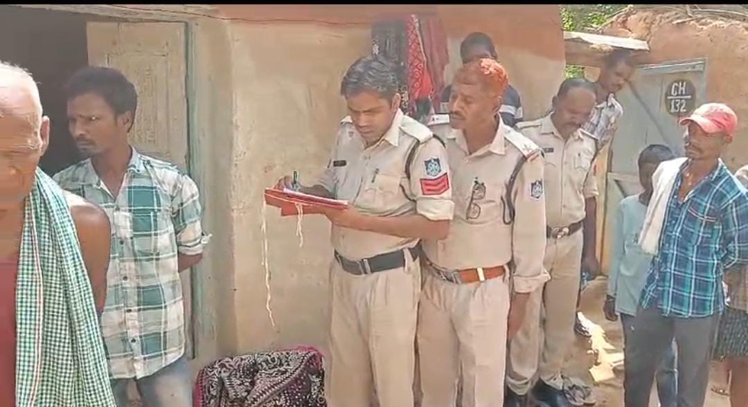 मौके पर जांच पड़ताल करती पुलिस