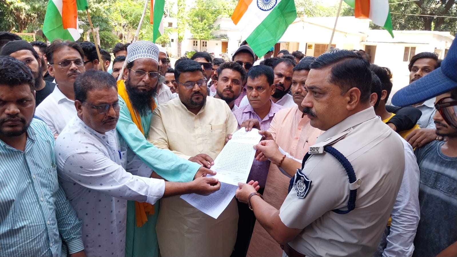 Muslim community reached Superintendent of Police office carrying tricolor