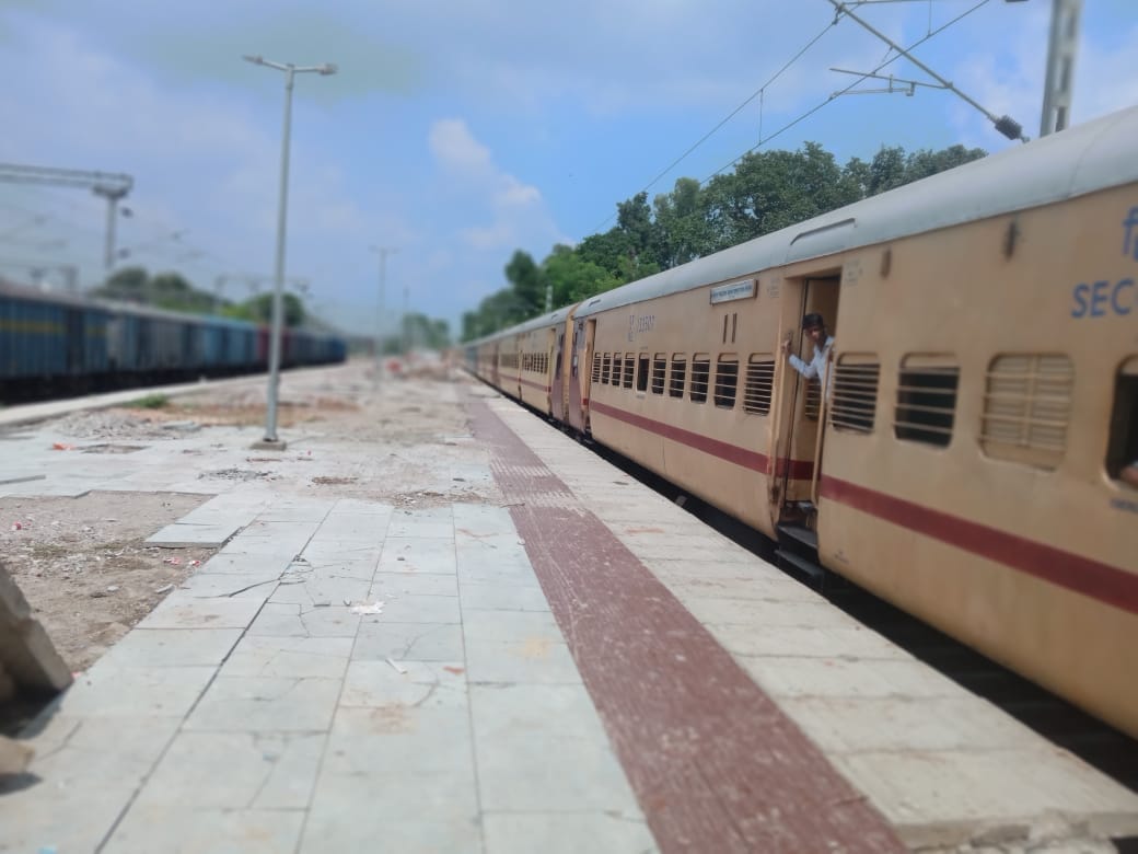 There is no drinking water system on the platform, darkness falls on the foot overbridge in the evening