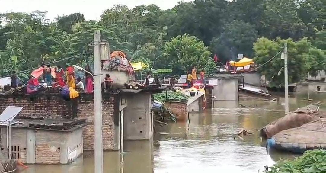 Eight groups of Musahars in the grip of flood, five feet water on the roads