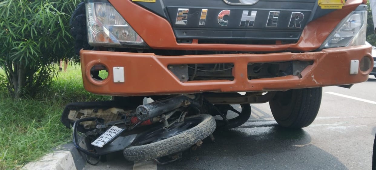 Grandfather and granddaughter riding a bike were crushed by a canter