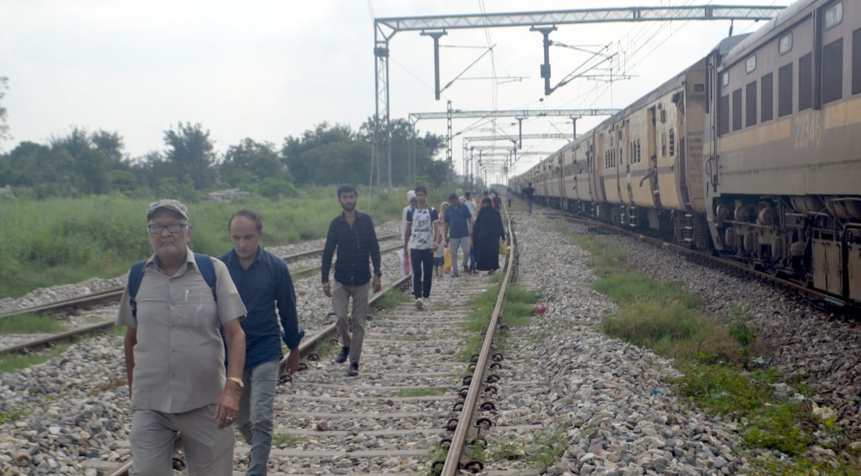 Track and signal failed after chain pulling, train stopped
