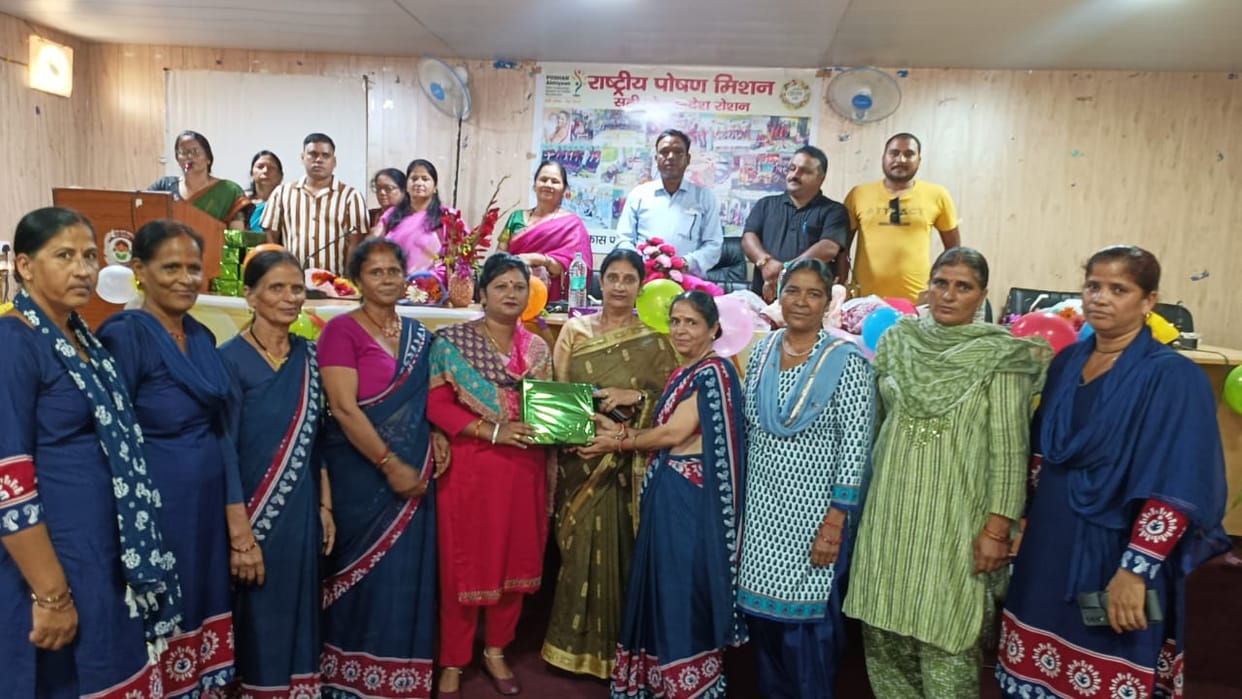 Anganwadi workers rewarded for doing excellent work