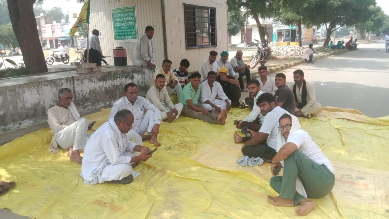 PR: BKU locks Mandi gate to start paddy procurement
