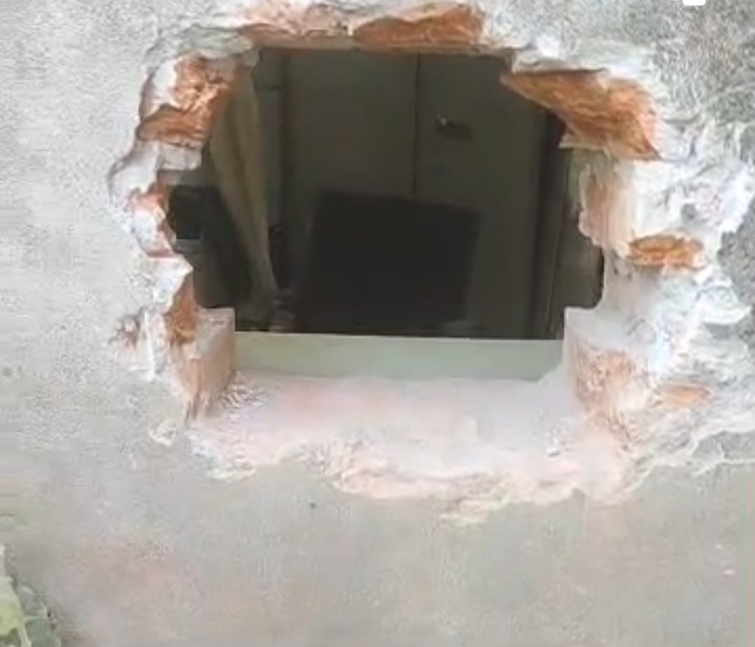 6.74 lakh rupees stolen by breaking bank wall