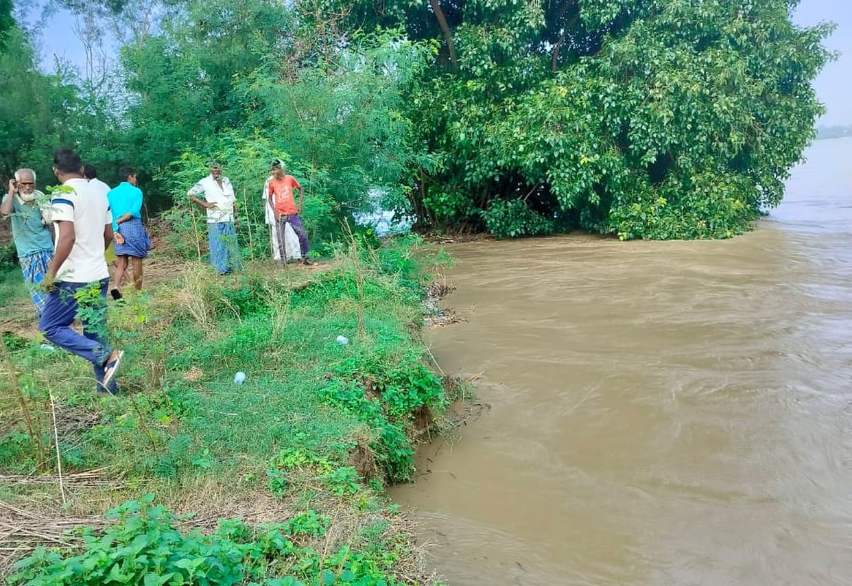 Rapti's water level started decreasing, the danger of erosion increased