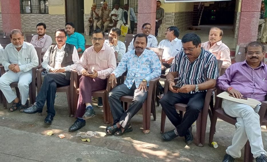 Advocates will now go to Lucknow if action is not taken against SDM