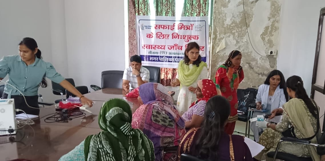 Safai Mitras got health checkup done in the camp
