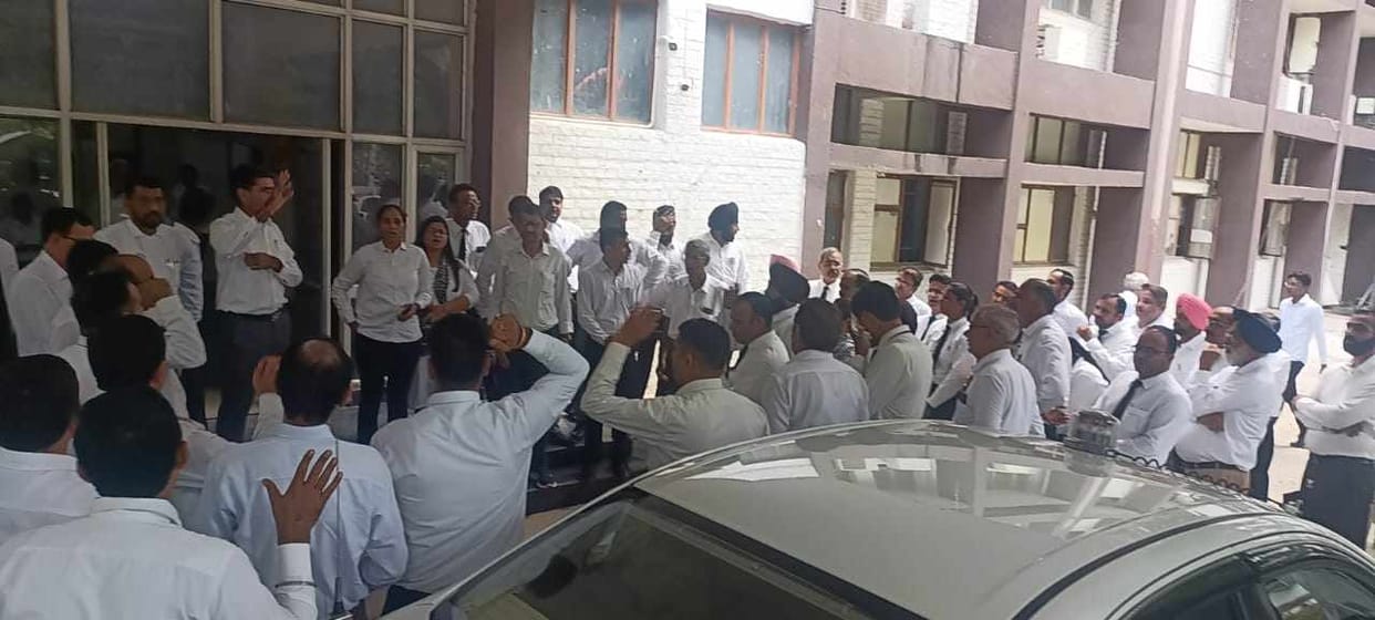 Lawyers raised slogans against DC in Mini Secretariat, work kept suspended
