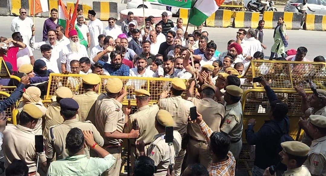 Ajmer News: Congressmen protest outside the collector's office, clash with the police to enter inside
