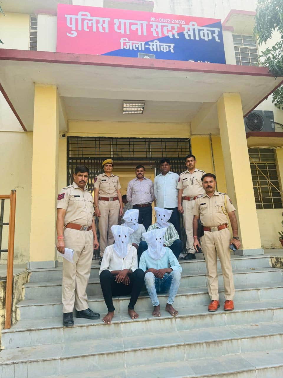 पुलिस की गिरफ्त में आरोपी।