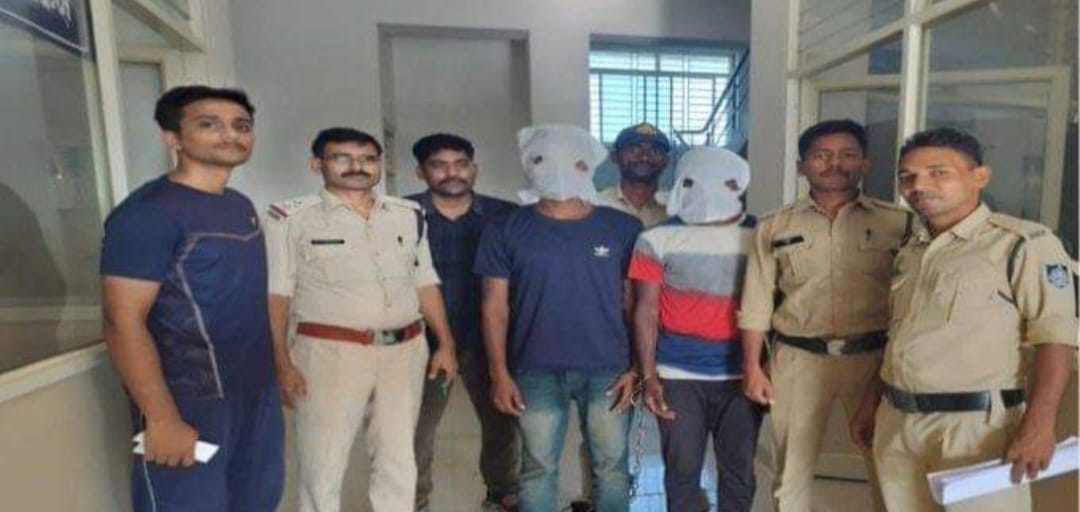 पुलिस गिरफ्तर में आरोपी।