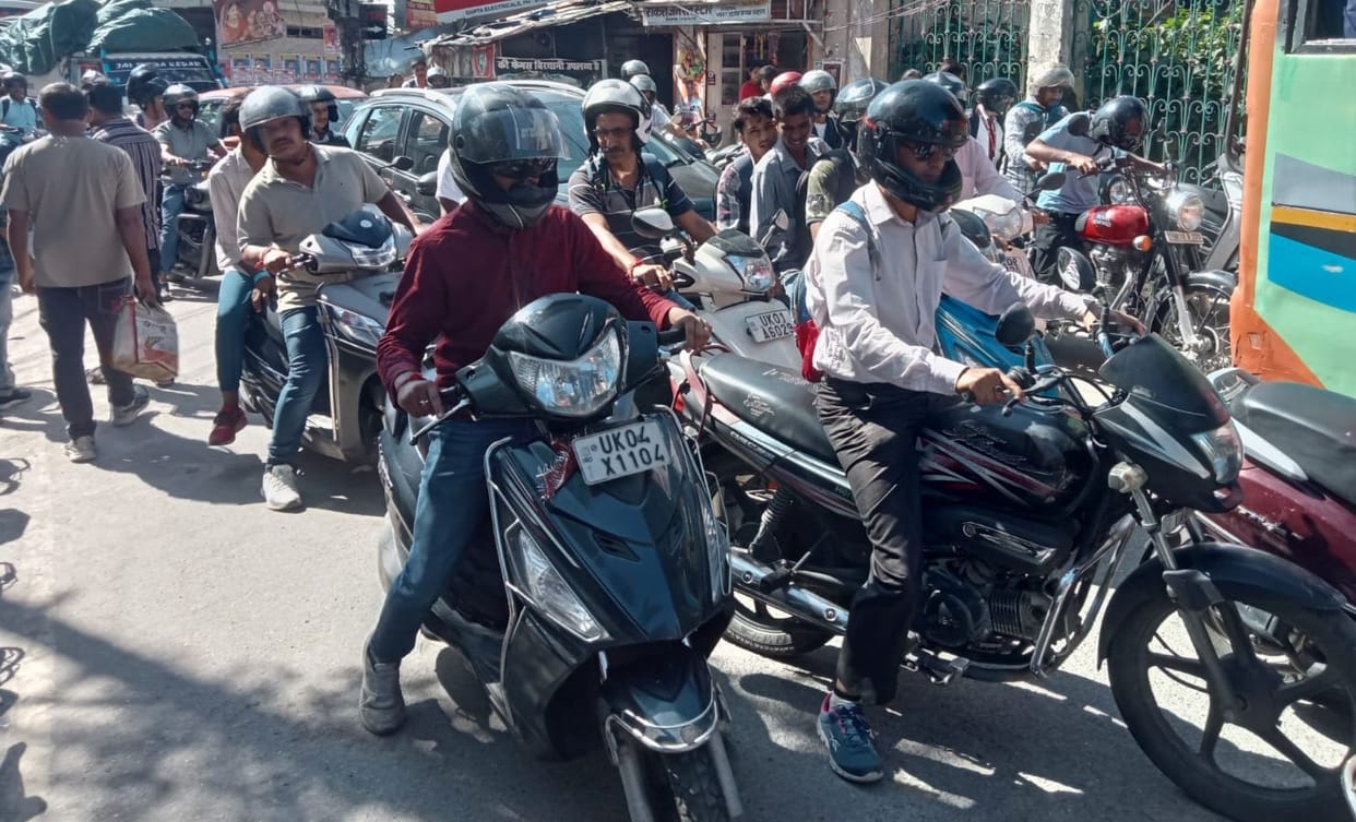 Pressure pipe of moving roadways bus burst, long jam on Mall Road