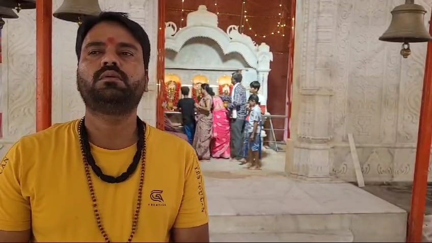 Priest of Maa Badi Devi temple in Damoh appeals to women to come to temple in cultural attire only