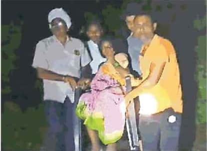 Balaghat pregnant woman was carried on chair for three kilometers to reach ambulance