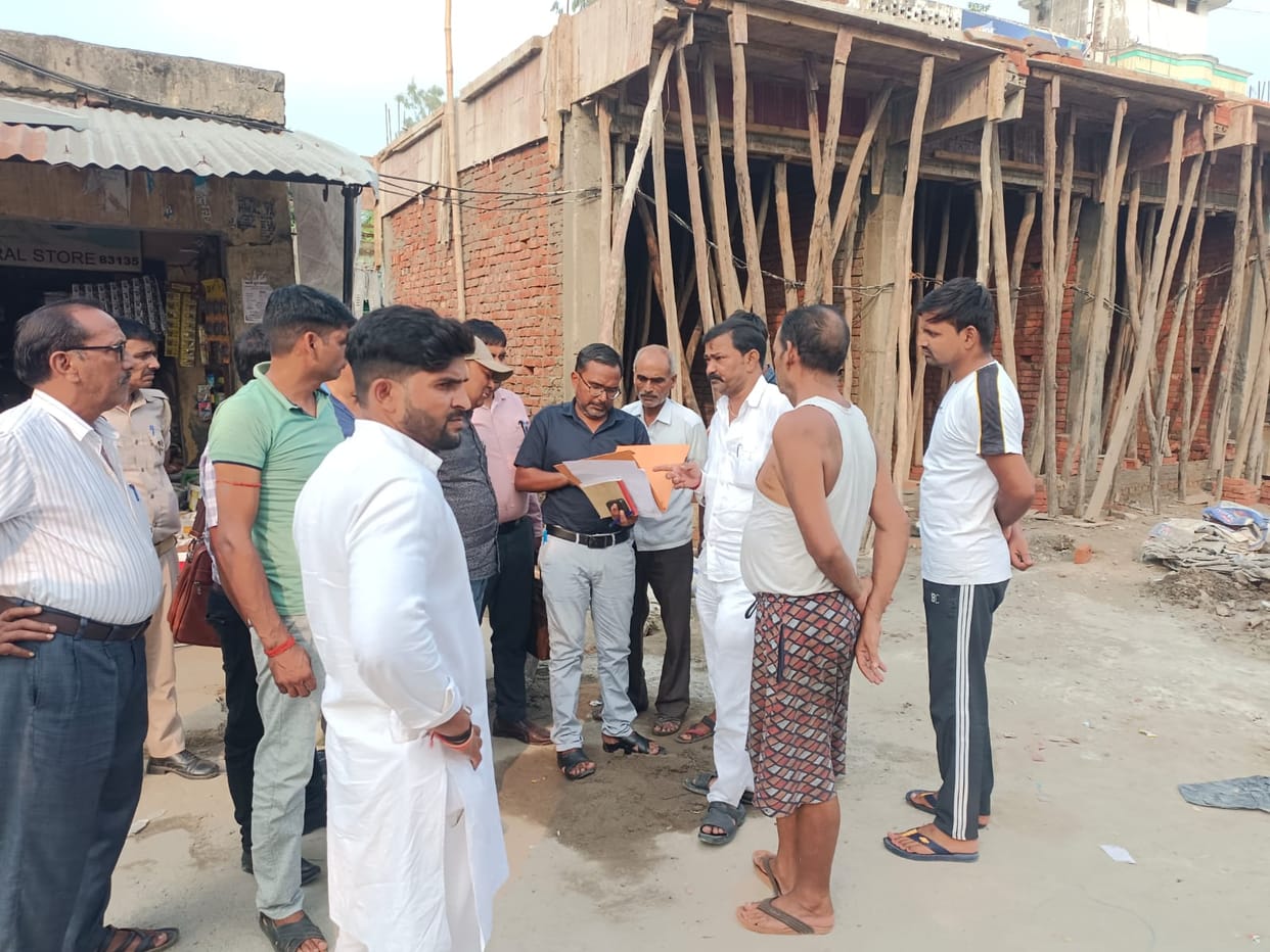 Officials arrived to inspect the shops built by the Nagar Panchayat