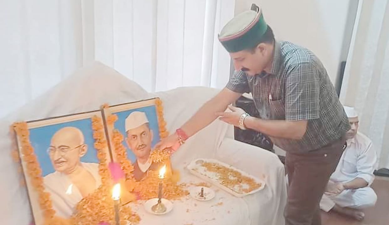 Congress leaders paid tribute to the Father of the Nation on Gandhi Jayanti
