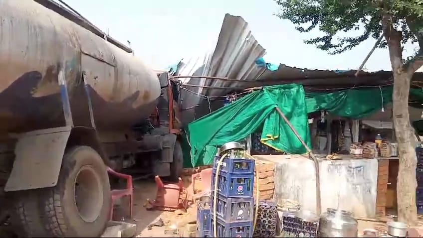 damoh collided with the truck and entered the dhaba Milk tanker, accident due to tire puncture