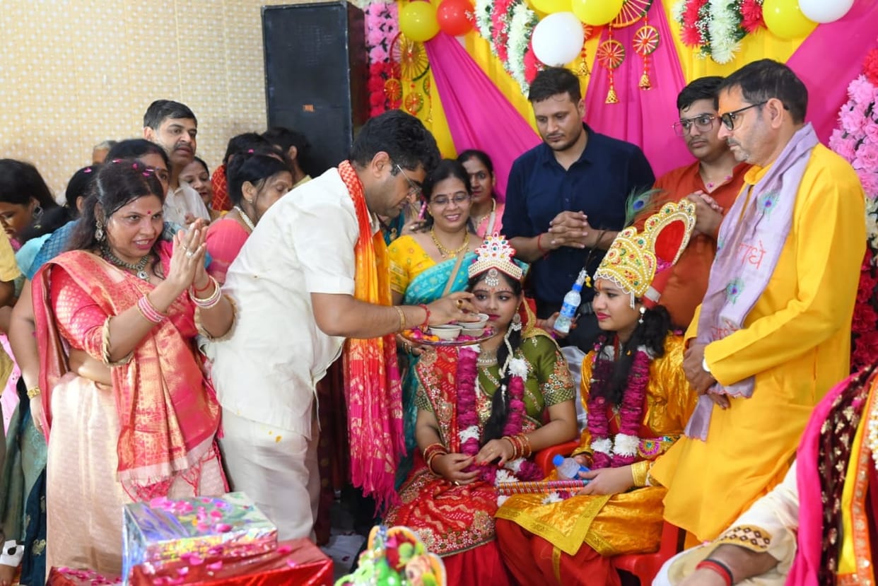 Danced on bhajans after celebrating the marriage of Shri Krishna and Rukmani.