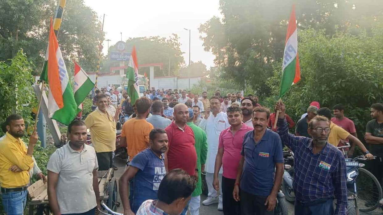 Employees got angry over inconvenience in treatment at railway hospital