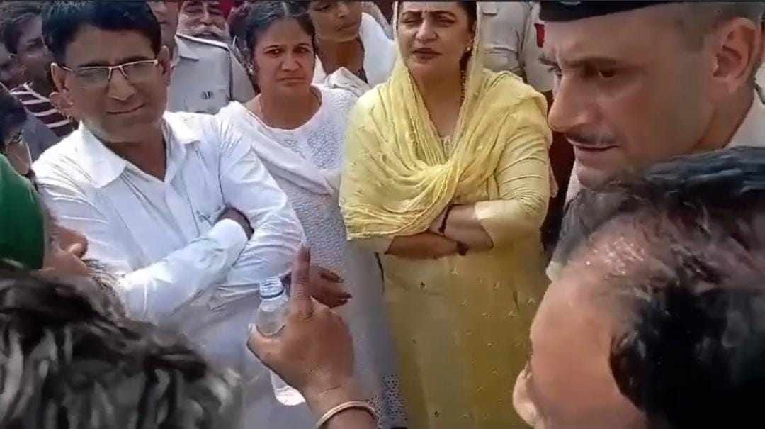 Farmers asked BJP candidate Sunita Duggal whether the farmers sitting on the border are fake.
