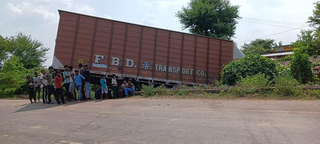 damoh When the brakes failed, the container driver turned the container towards the house