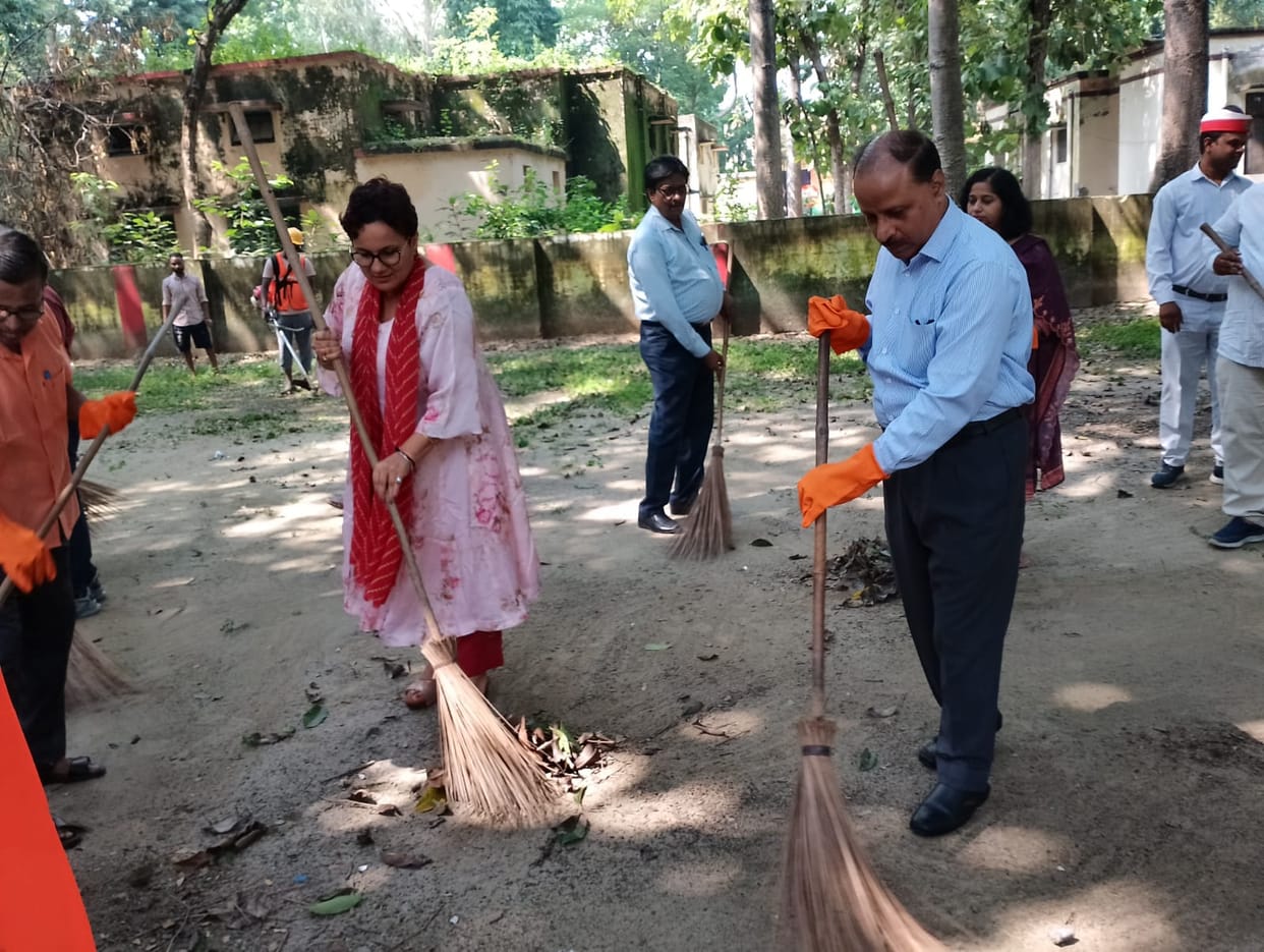 DM gave the message of cleanliness by cleaning the Gandhi Auditorium premises