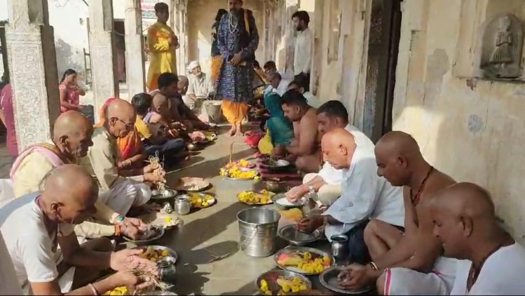 पितृ अमावस्या पर अपने पूर्वजों का श्राद्ध करते श्रद्धालु