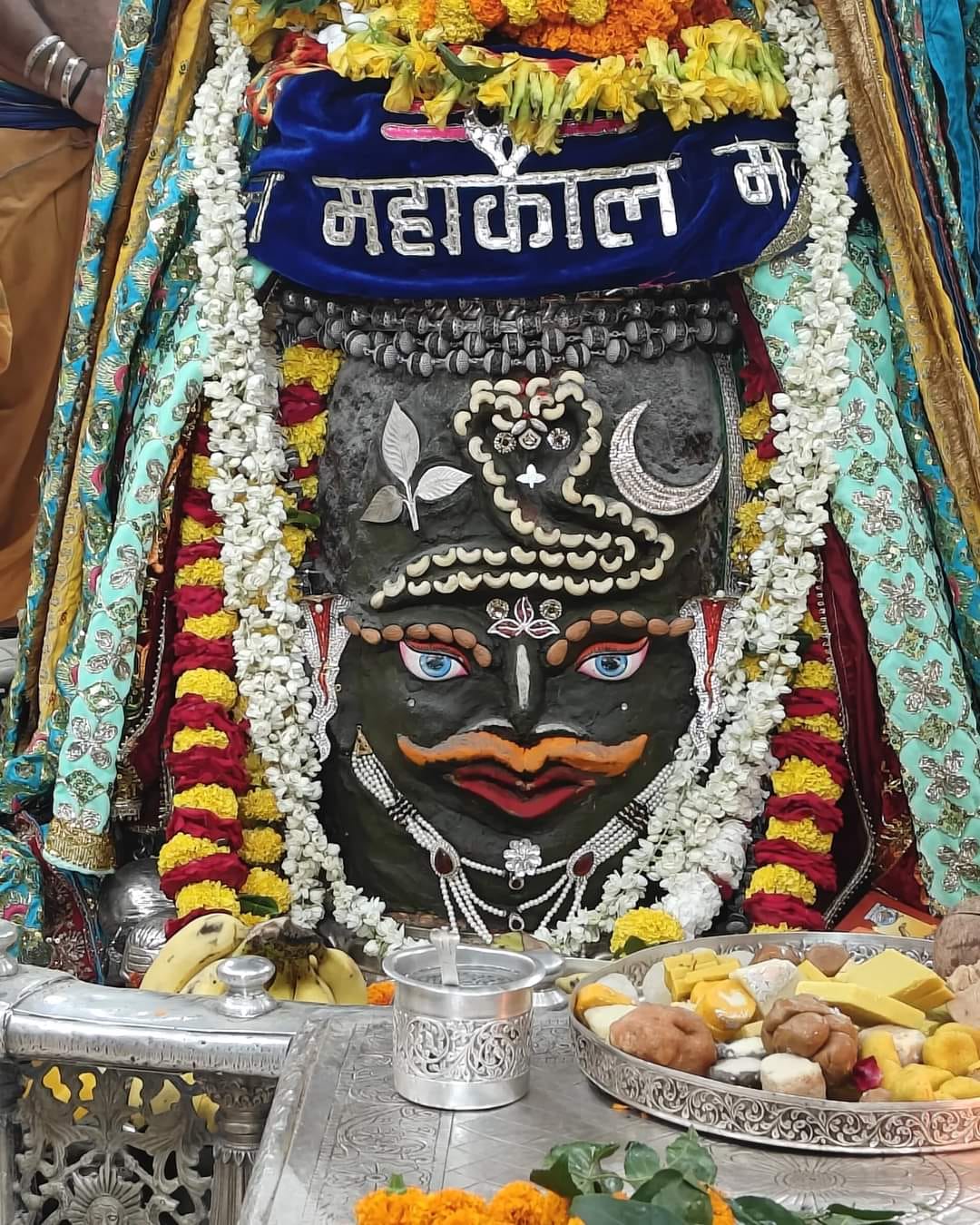 Baba Mahakal decorated with snake, decorated with Mogra garland in Sarvapitri Amavasya Bhasmarti