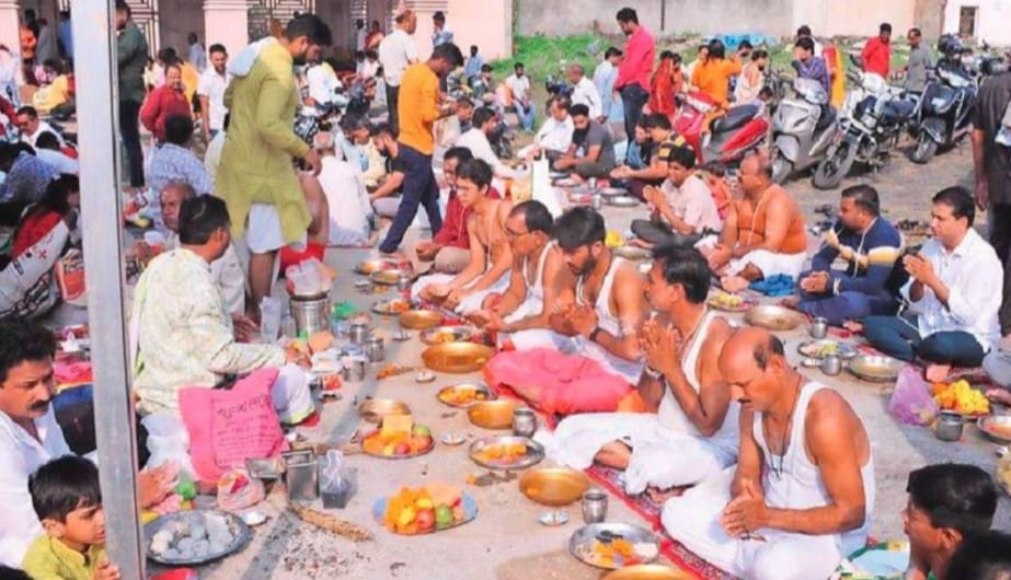 Farewell to the ancestors was done with offerings of tarpan, puja and donations