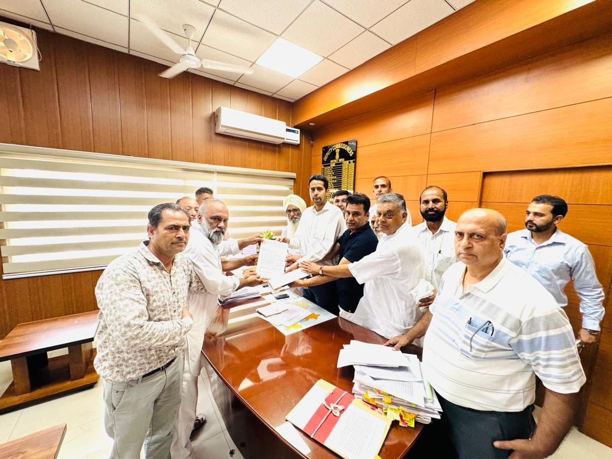 Serious allegations made against Virendra of Dera Jagmalwali, a party of Sangat gave memorandum to the Deputy Commissioner
