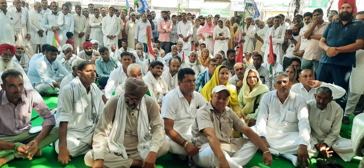 Angry farmers sit on strike as government procurement of paddy does not start