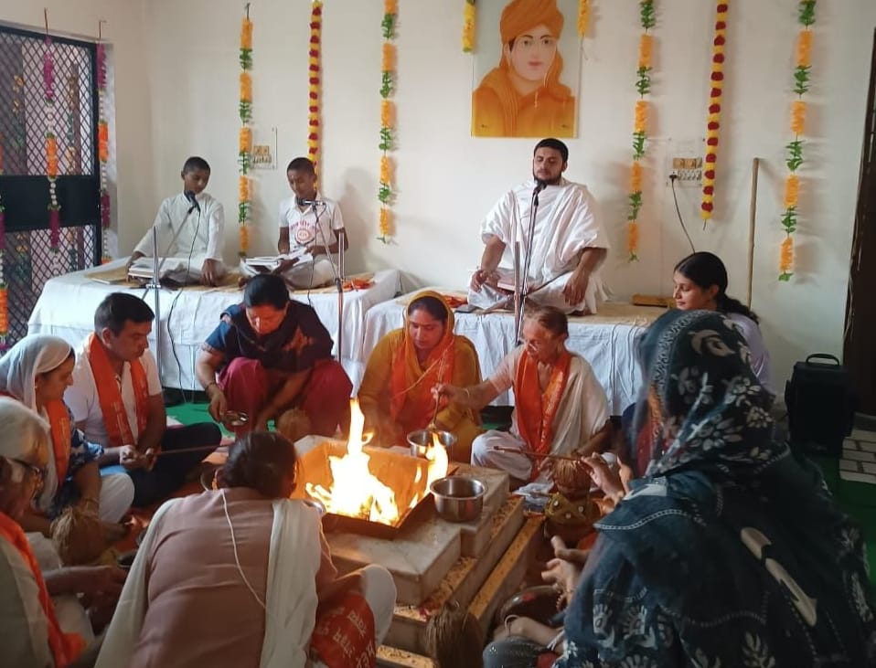 Devotees offered sacrifices in Yagna on the anniversary