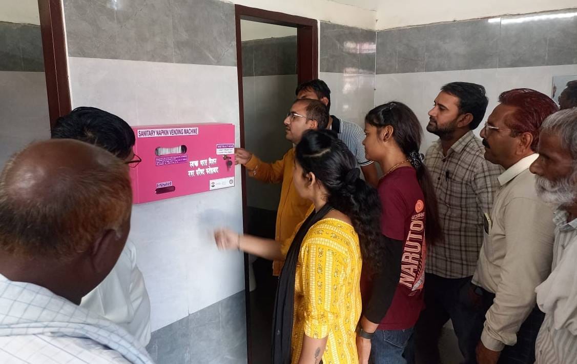 Sanitary napkin vending machine started in public toilets of the city, you will have to pay five rupees