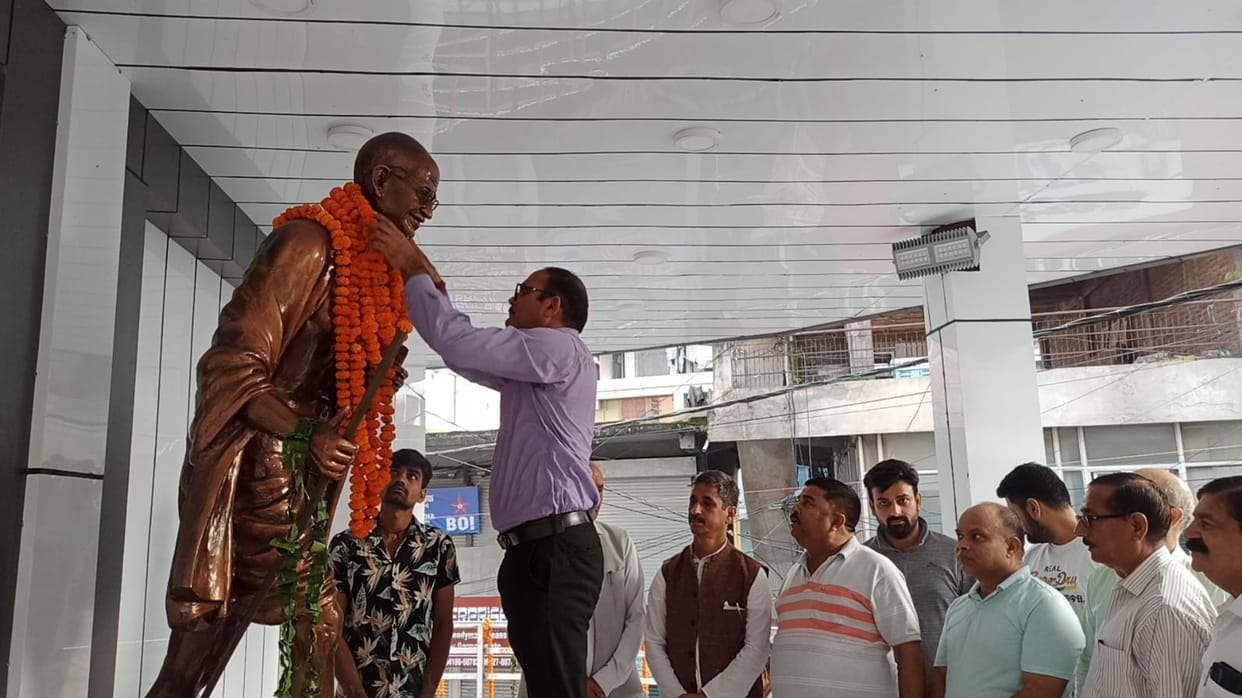 Tribute paid to Mahatma Gandhi and Lal Bahadur Shastri