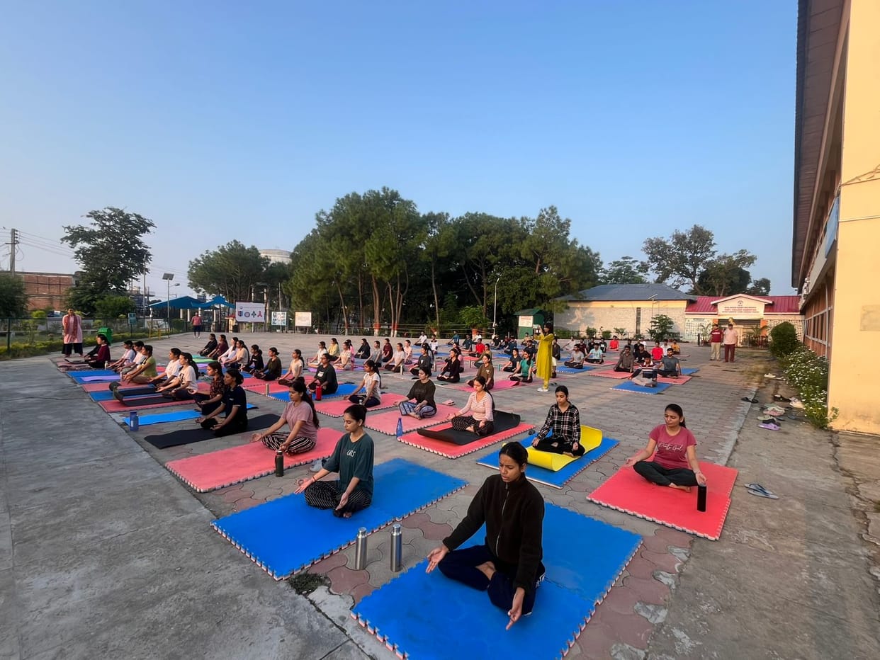 Trainers made hundreds of people do yoga asanas