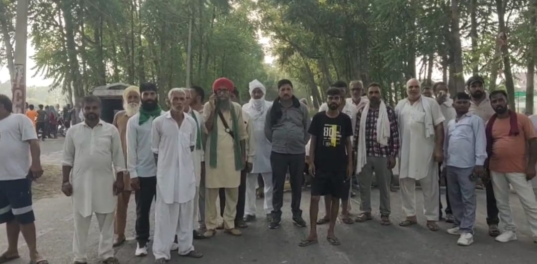 Angry farmers blocked the road due to non-start of paddy procurement