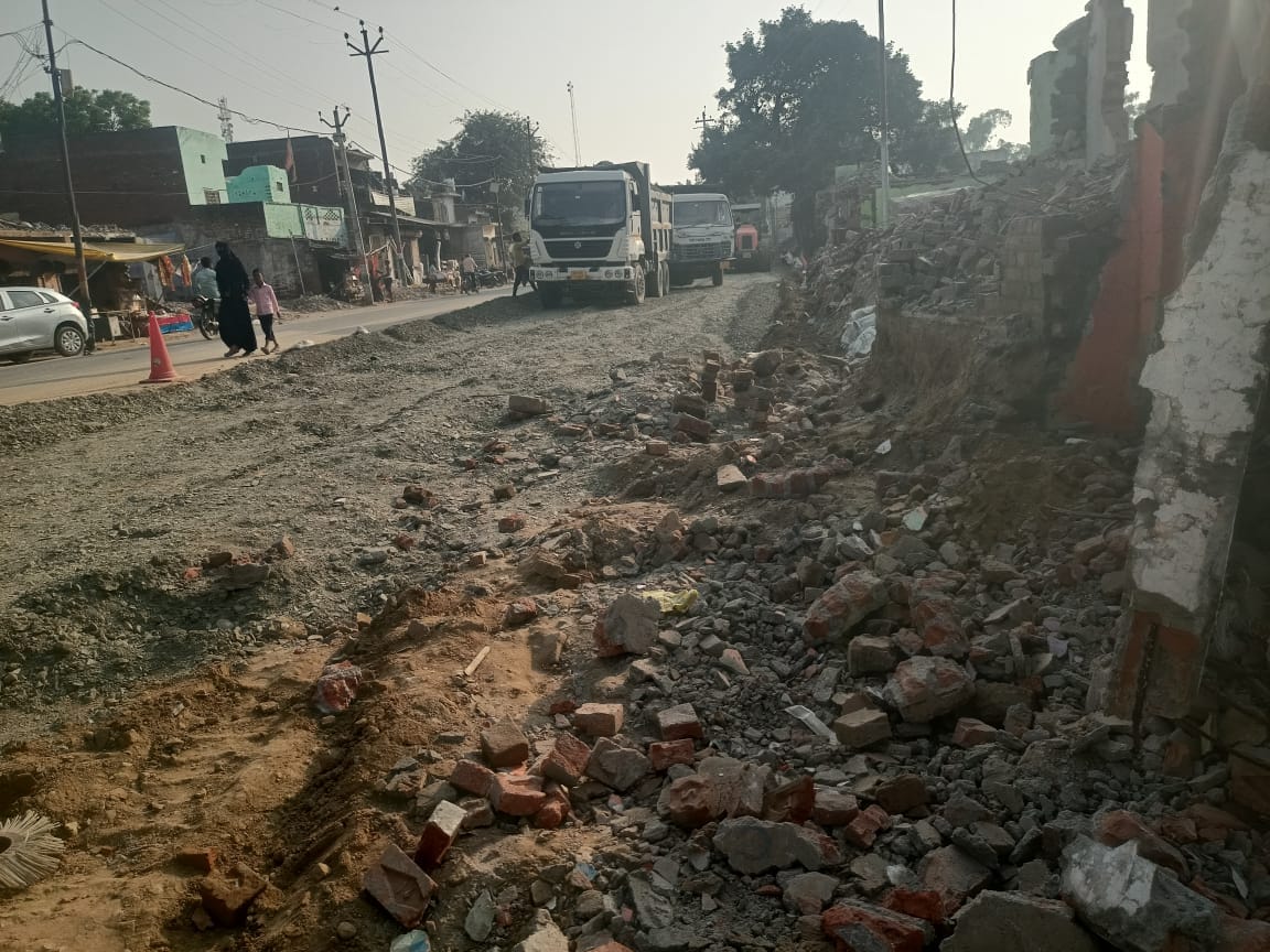 The land on the roadside stopped the construction work of four lane
