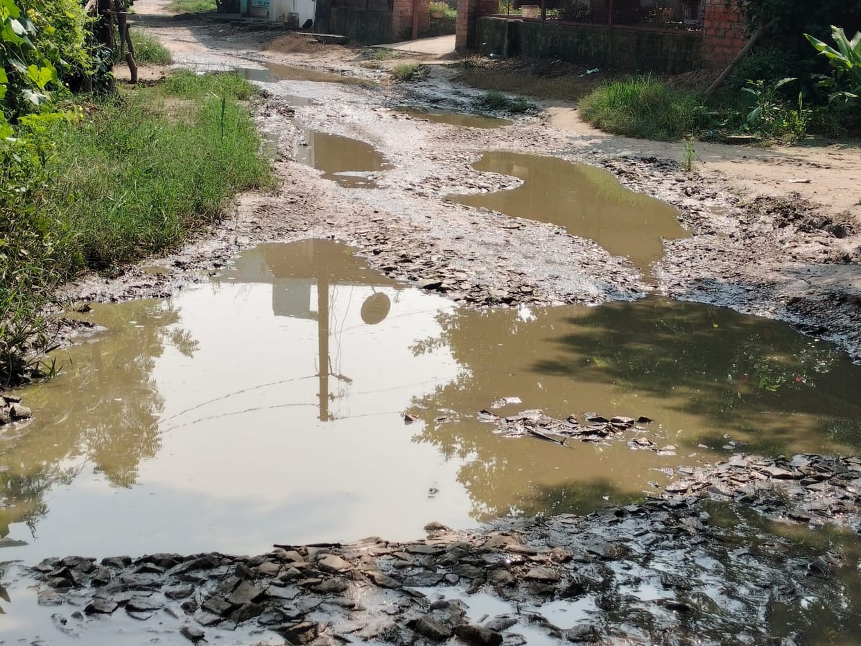 Shahgarh-Chandauki road is in bad condition, traffic becomes difficult