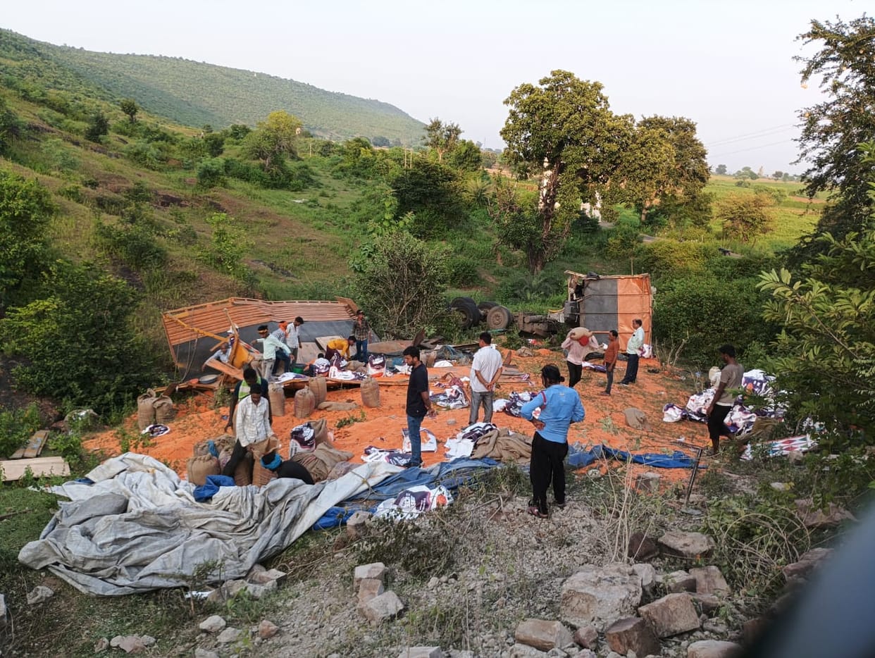 Damoh The poor-quality truck overturned and broke into three parts, the accident occurred due to brake failure