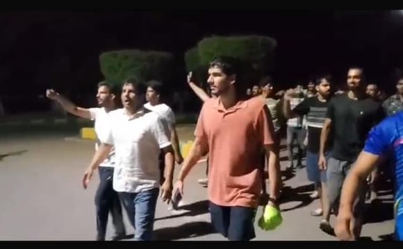 Protest outside Vice Chancellor's residence due to closure of hostel mess