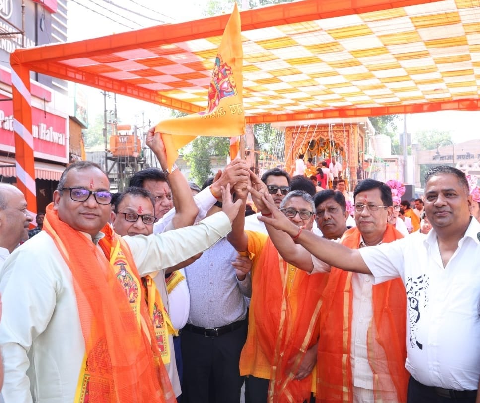 A musical Maha Aarti was performed by applying saffron tilak to Maharaja Agrasen.
