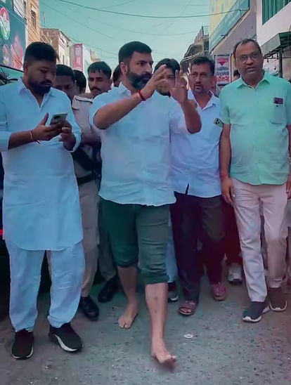 The noise of campaigning has stopped: To woo the voters, some walked barefoot and some took the help of Punjabi and Haryanvi singers.